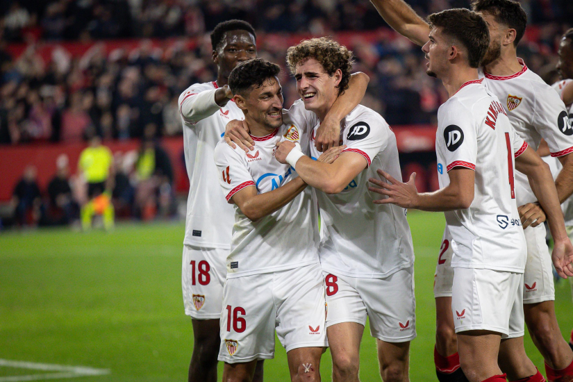 Jesús Navas y Manu Bueno celebran el gol ante el Celta