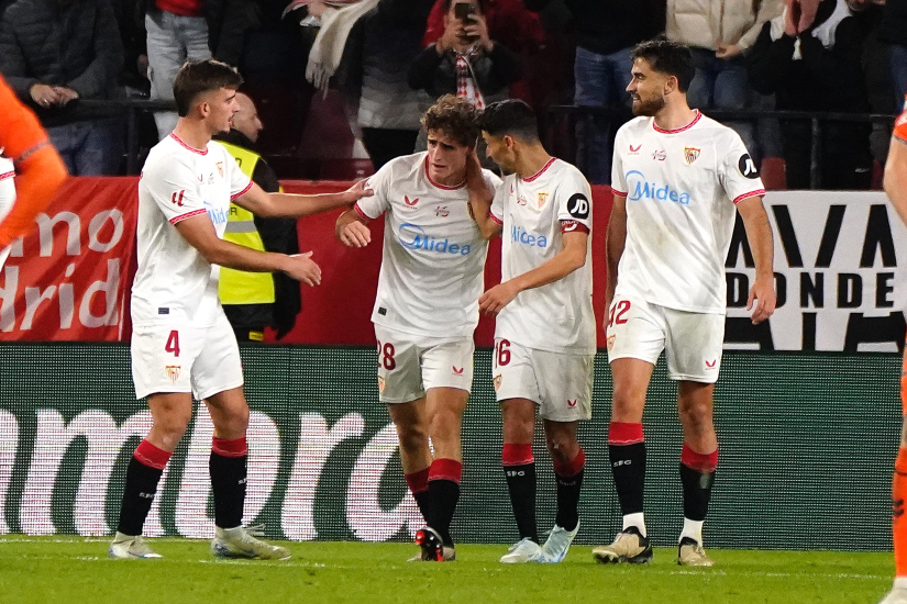 Manu Bueno y Navas celebran el gol junto a Kike Salas y García Pascual