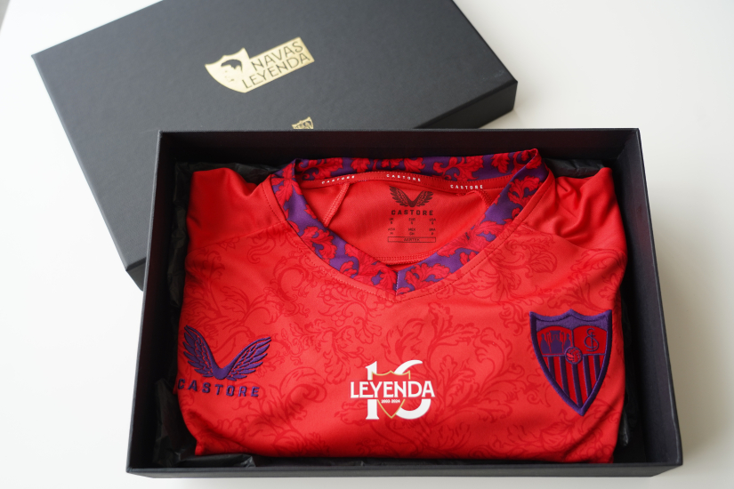 Pack exclusivo con la última camiseta de Jesús Navas.