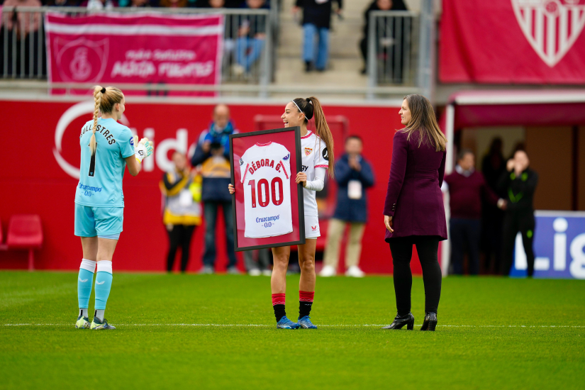 Débora García recibe el cuadro de 100 partidos como sevillista