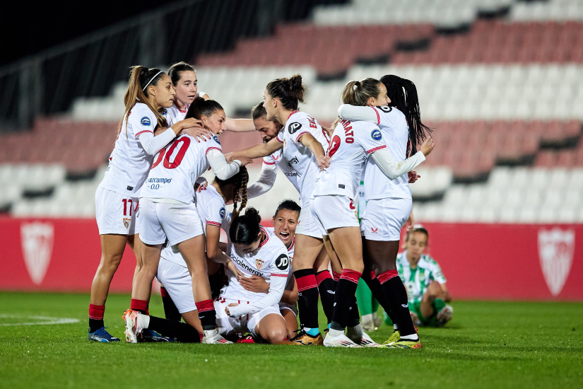 Las sevillistas celebran el gol de Milla Cortés ante el lamento de jugadoras béticas