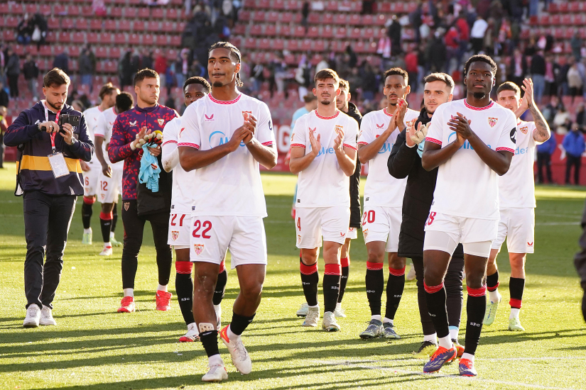 Los jugadores sevillistas celebran la victoria con la afición