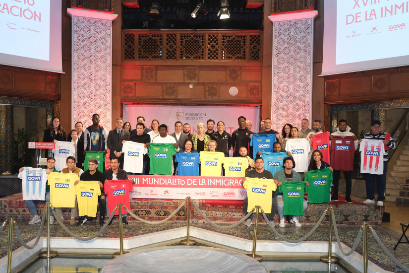 Foto de familia tras la presentación y sorteo del Mundialito de la Inmigración.