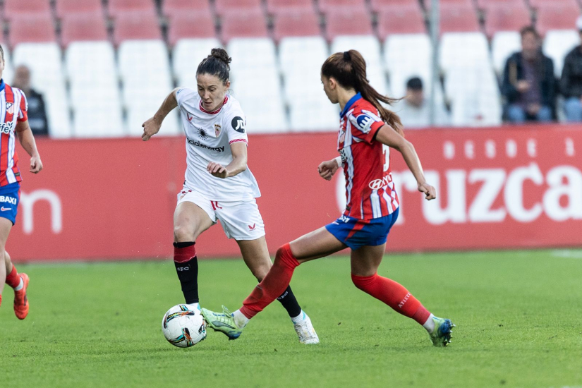 Eva Llamas pelea por el esférico en el duelo ante el Atlético