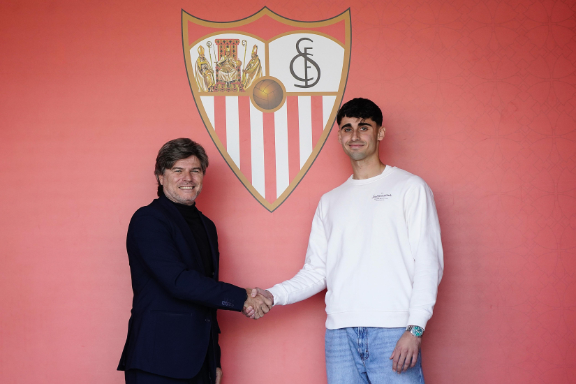 Rafa Romero posa junto a Agustín López tras firmar su nuevo contrato hasta 2027