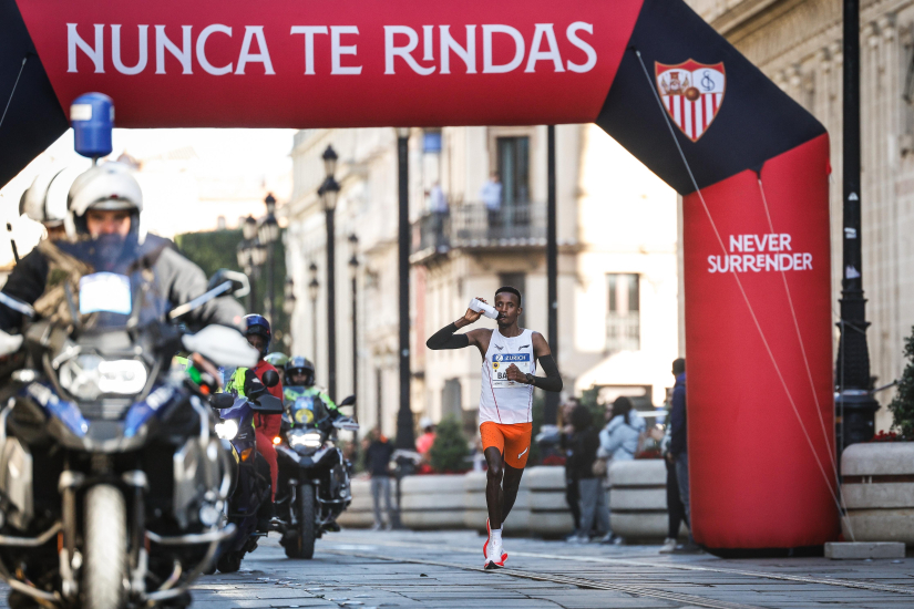 Selemon Barega a su paso por el arco del Sevilla FC