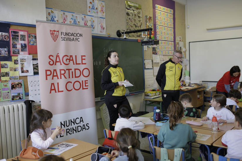 El equipo de voluntarios, junto a un grupo de alumnos.