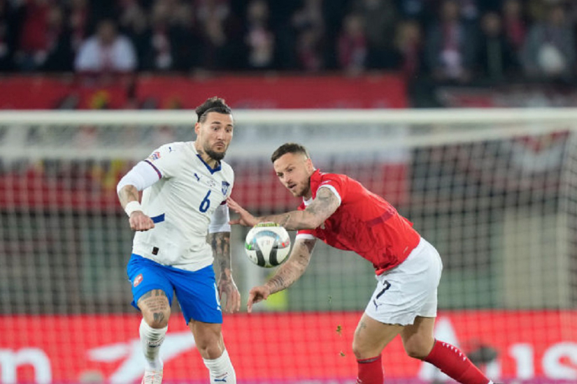 Gudelj en el encuentro ante Austria