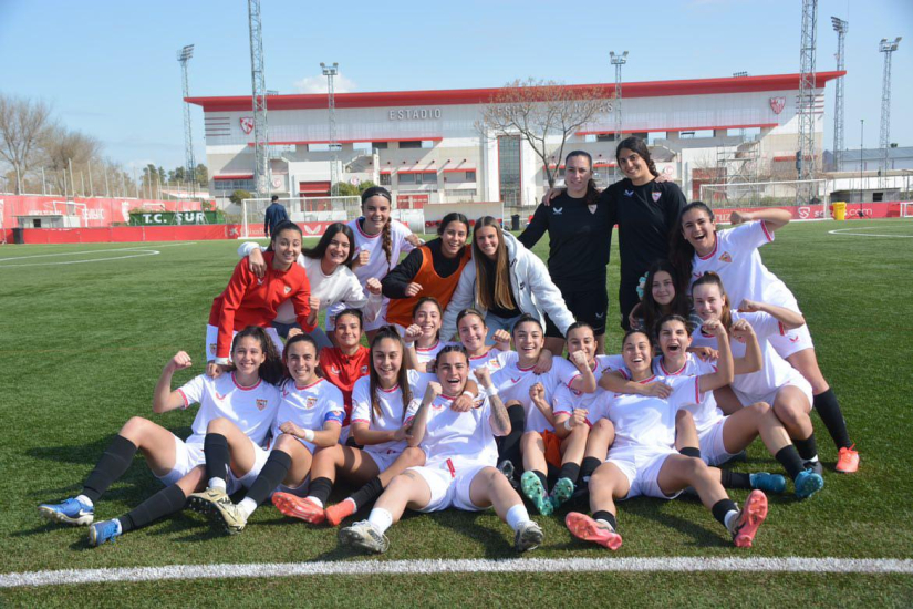 Las jugadoras del filial, tras vencer al líder esta temporada en casa