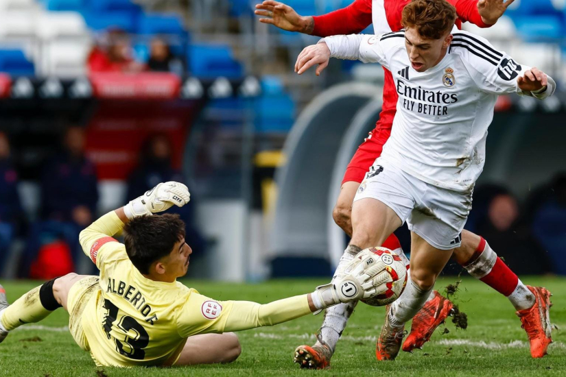 Alberto Flores evita un gol contra el Real Madrid Castilla
