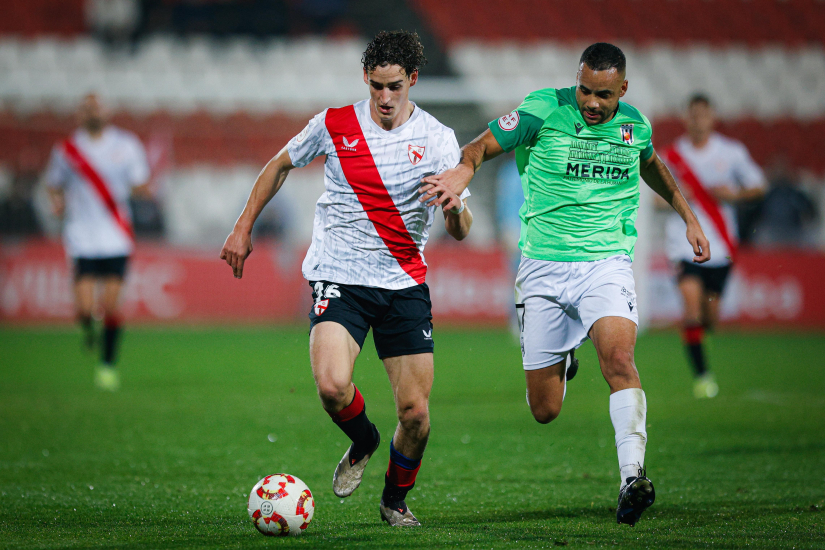 Manu Bueno del Sevilla Atlético, ante la AD Mérida