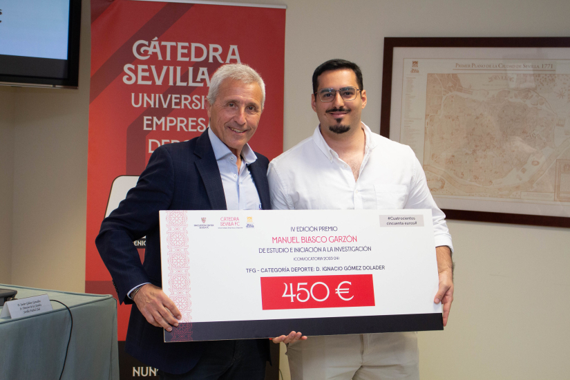 Pablo Blanco, con uno de los ganadores de los Premios Blasco Garzón.
