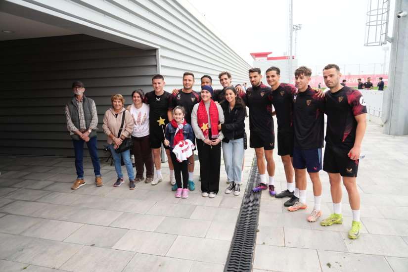 La visita a la plantilla de Saray y Estrella.