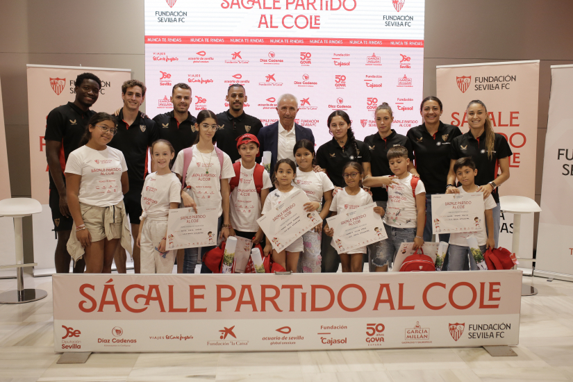 Jugadores del Sevilla FC junto a alumnos en 'Sácale Partido al Cole'.
