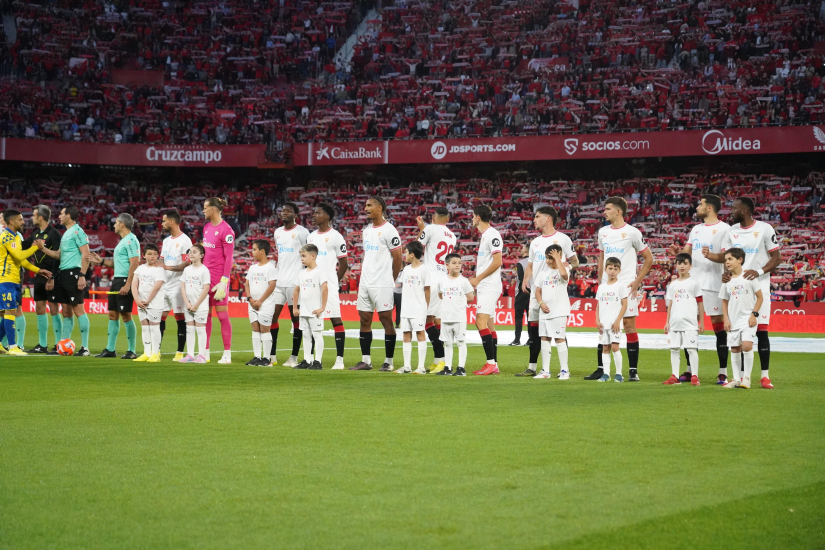 Los jugadores con los niños que les acompañaron en la salida.