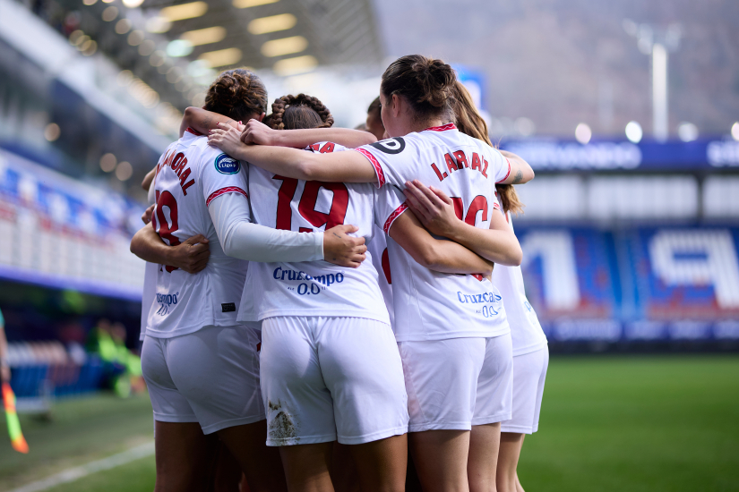 Las jugadoras hacen piña tras uno de los tantos en Ipurúa