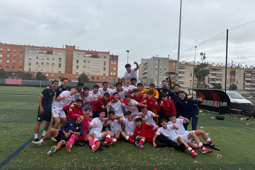 El Sevilla FC Juvenil B celebra el título de la temporada