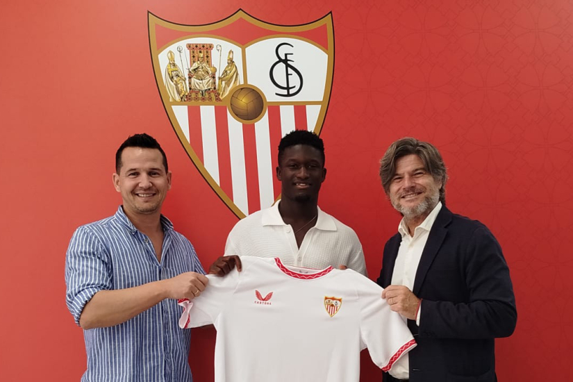 Bakary Sow junto a Marcos Gallego y Agustín López