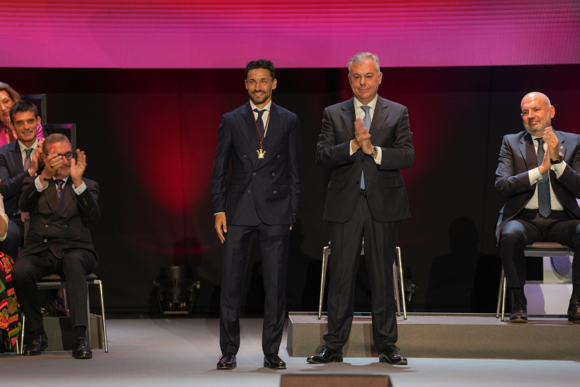 Jesús Navas recibe la Medalla de Sevilla
