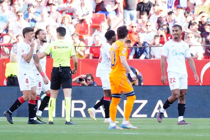 Badé ve la tarjeta roja ante el Real Madrid