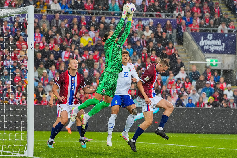 Nyland detiene el esférico en el choque ante Italia