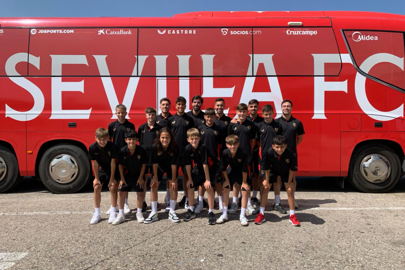 El equipo sevillista, camino de Villarreal