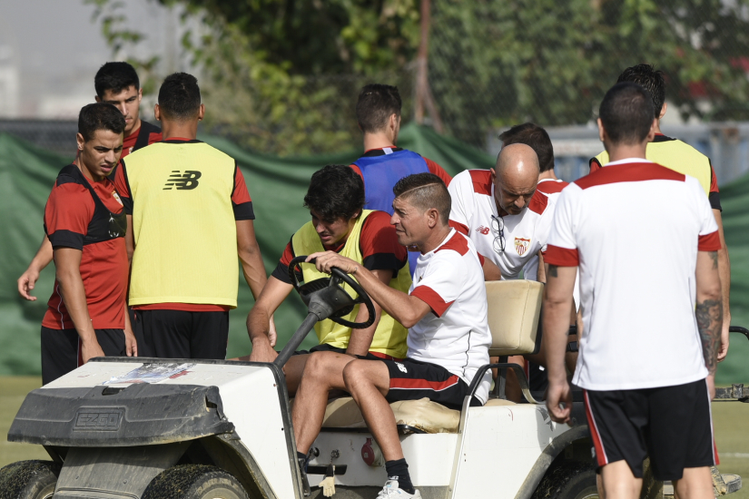Carlos Fernández es evacuado del terreno de juego tras su lesión Carlos Fernández se lesiona de la rodilla