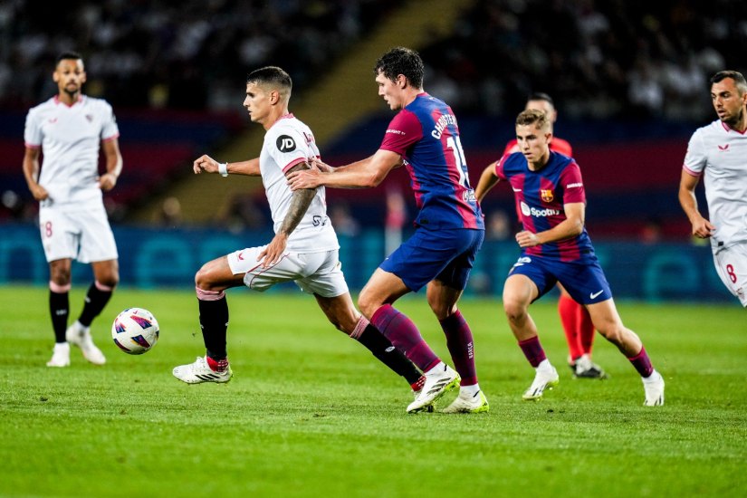 Erik Lamela in action against FC Barcelona