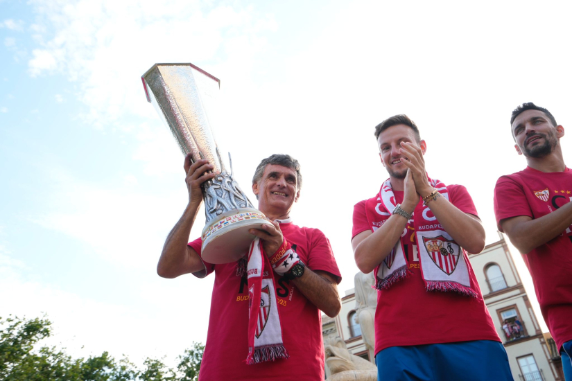 José Luis Mendilibar con el trofeo de la UEFA Europa League