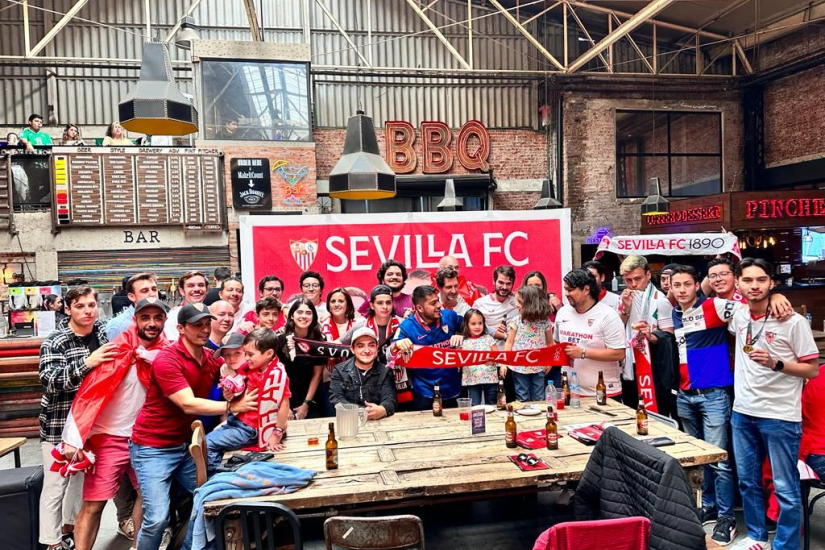 Aficionados sevillistas siguieron el derbi desde Ciudad de México