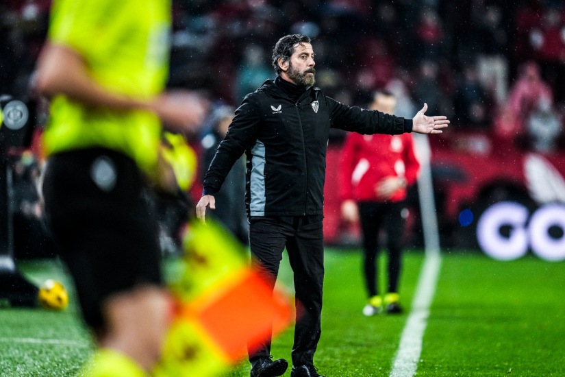 Quique Sánchez Flores en el banquillo del Ramón Sánchez-Pizjuán