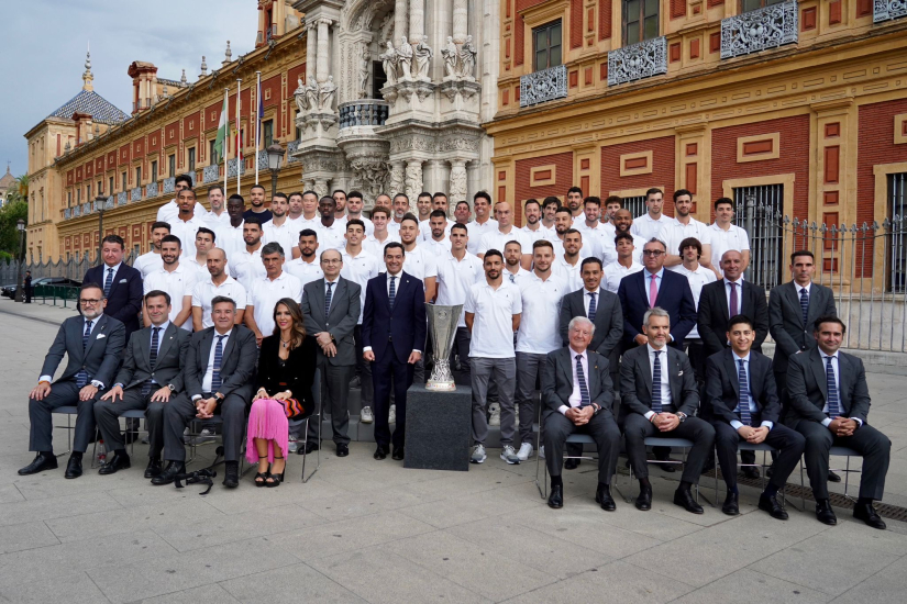Foto de familia con el presidente Juan Manuel Moreno en el Palacio de San Telmo