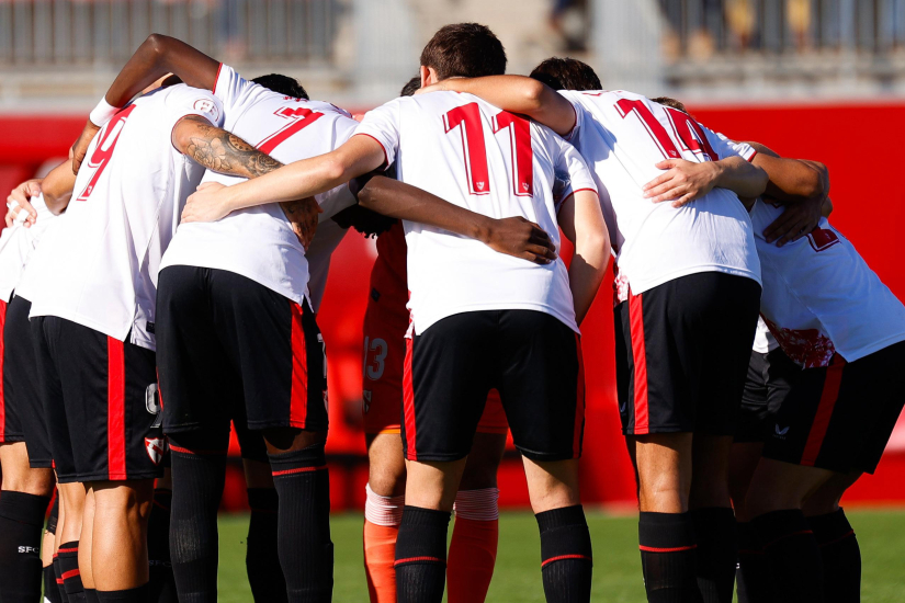 Jugadores del Sevilla Atlético antes de un partido