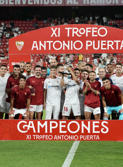 El Sevilla FC alza el Trofeo Antonio Puerta