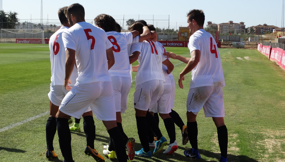 Los jugadores del Sevilla C celebran un gol