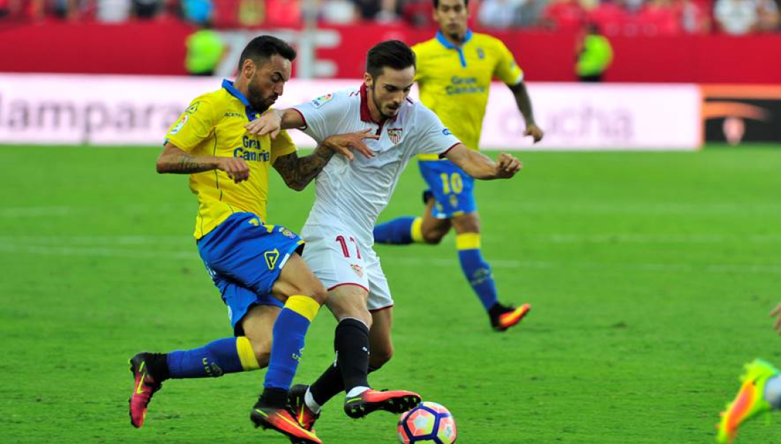 Sarabia del Sevilla FC ante Momo de Las Palmas