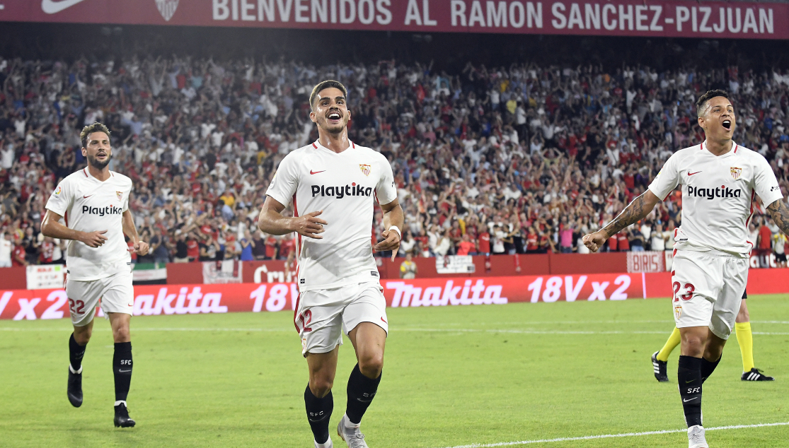 El Sevilla FC celebra un tanto ante el Madrid 