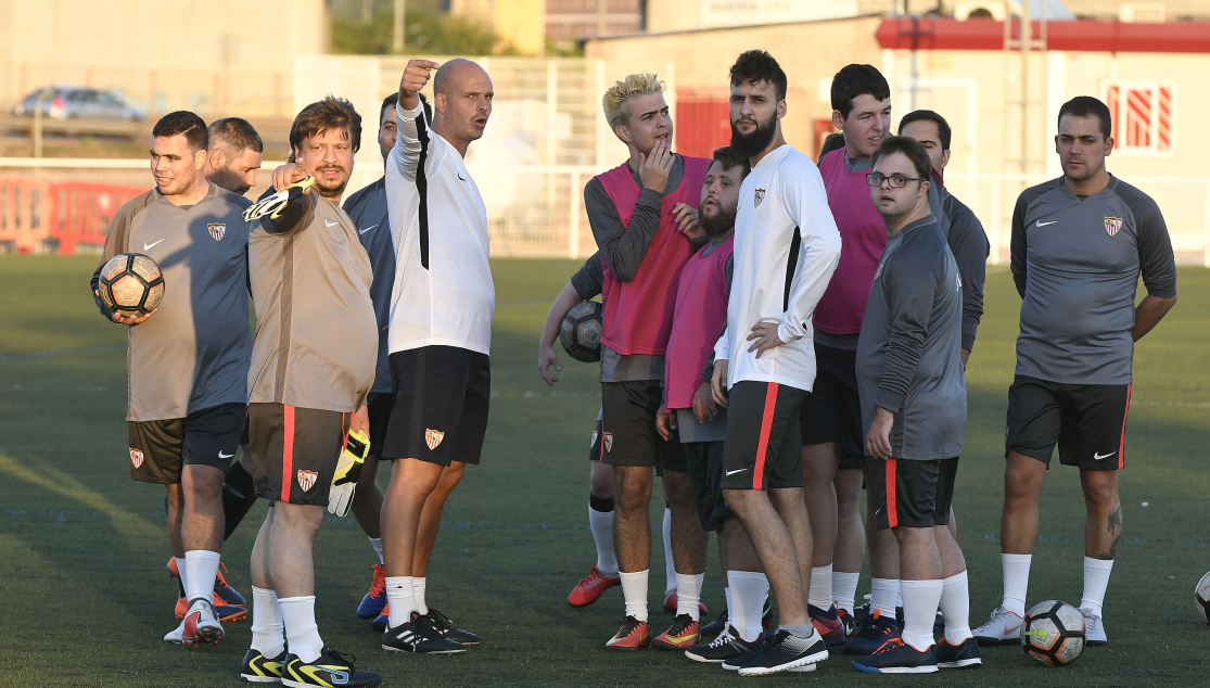 Kepa Blanco dirigiendo al equipo sevillista de LaLiga Genuine