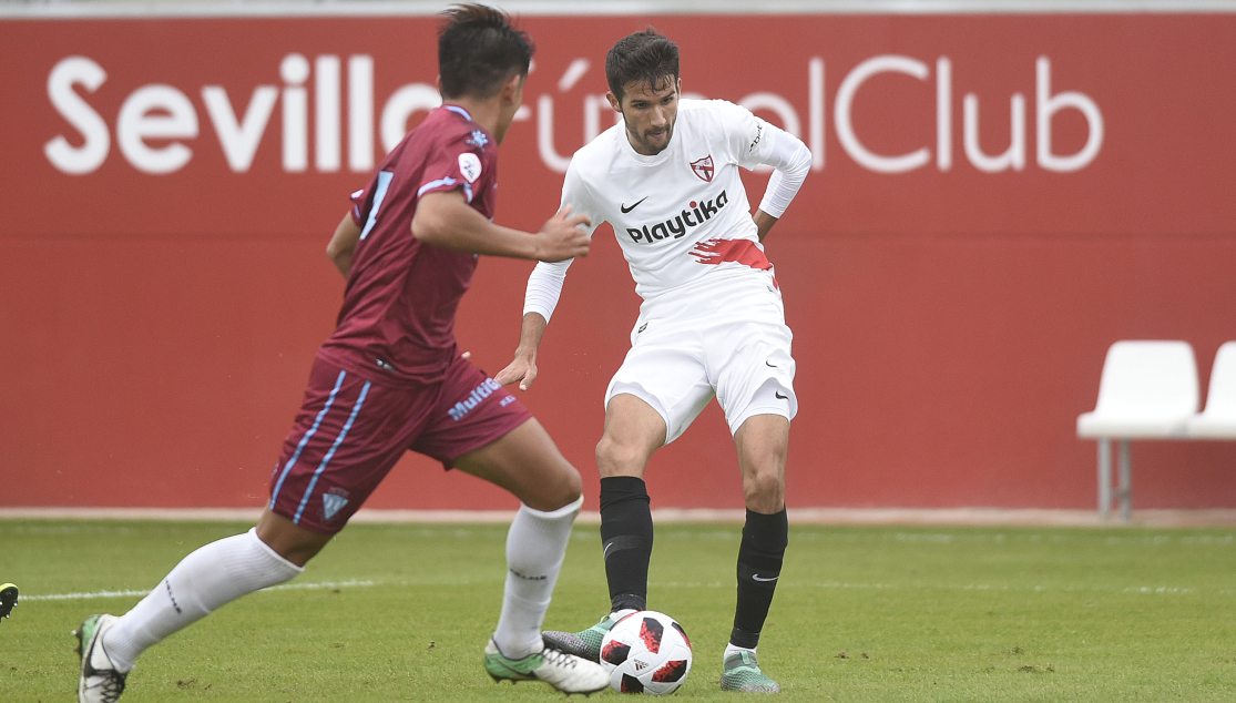 Juanpe del Sevilla Atlético ante el FC Jumilla