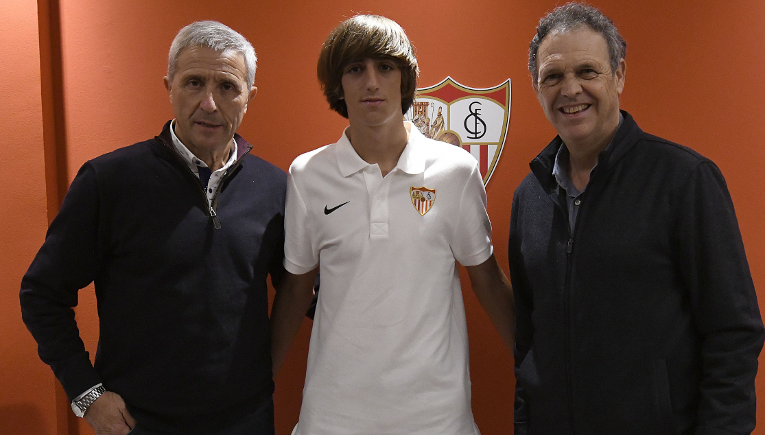 Bryan Gil junto a Pablo Blanco y Joaquín Caparrós