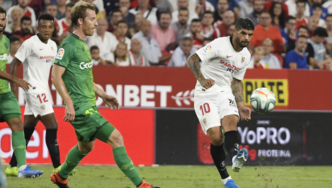 Éver Banega completa un pase con el Sevilla FC