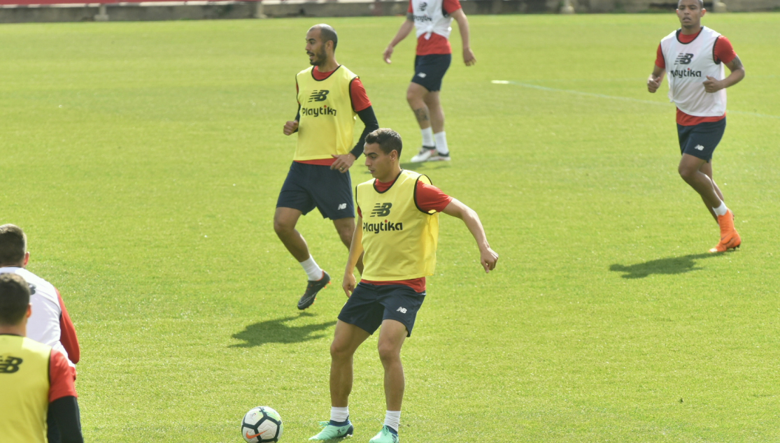 Ben Yedder conduce el balón en el entrenamiento del Sevilla FC 