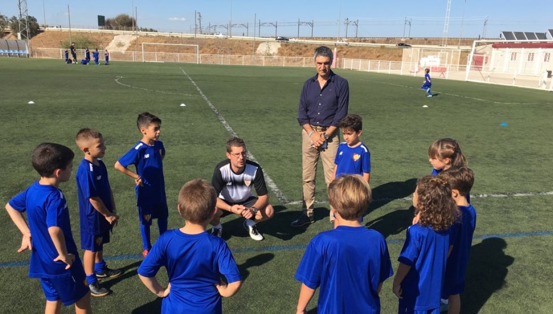 Antonio Álvarez, con los niños de la Escuela de Football Antonio Puerta