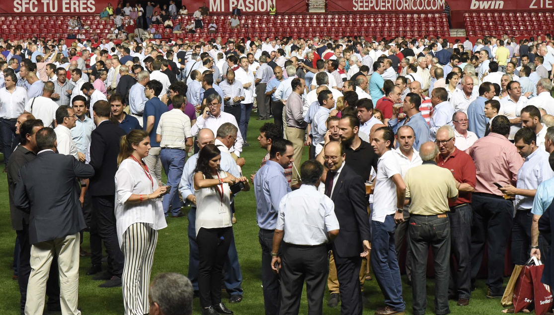 Celebración de los Fieles de Nervión en el Sánchez-Pizjuán 