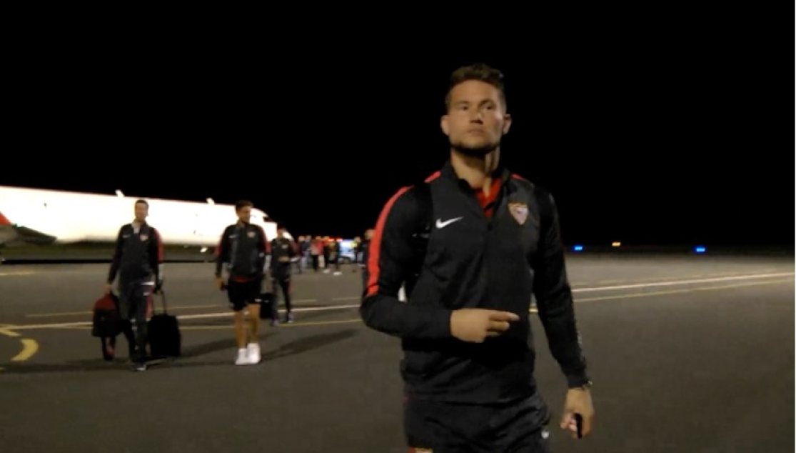 Llegada del Sevilla FC al aeropuerto de Biarritz en el día previo al encuentro frente a la Real Sociedad