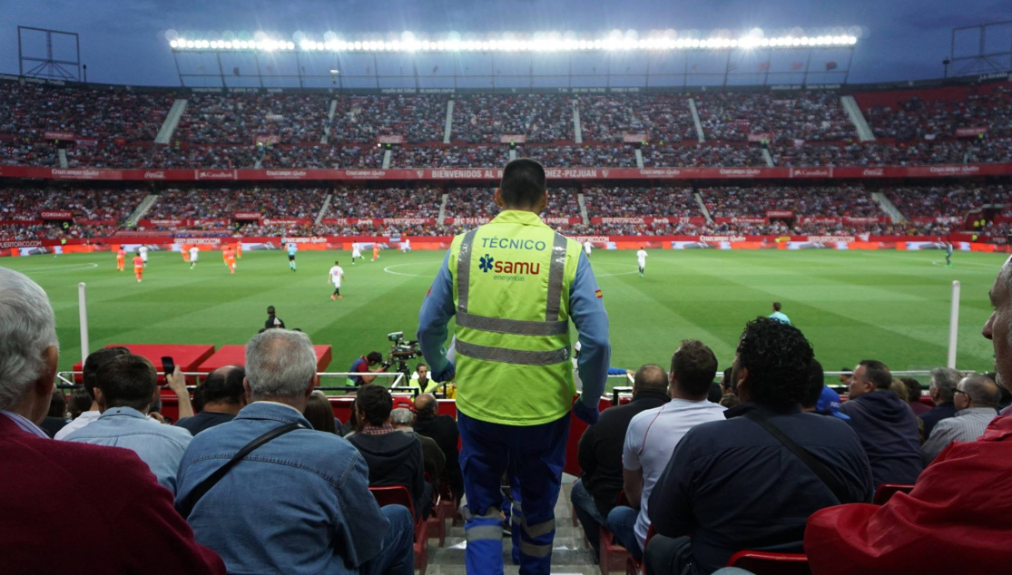 Imagen del SAMU en el Sánchez-Pizjuán