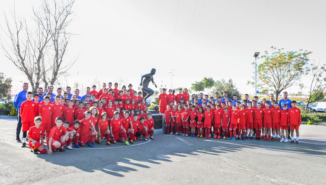 Los jugadores de la cantera junto a la estatua de Puerta 