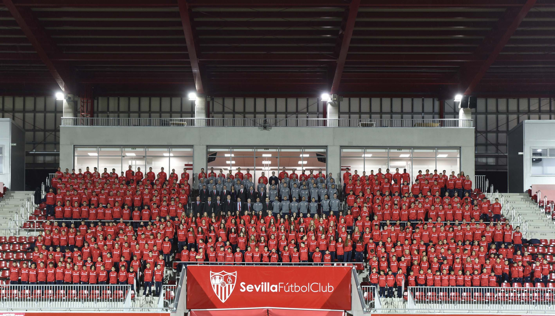 FOTO DE FAMILIA PARA CELEBRAR 129 CUMPLEAÑOS | SEVILLA FC