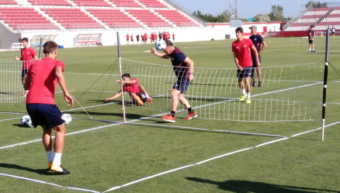 Eduardo Berizzo, disputando un partido de futvoley con los jugadores