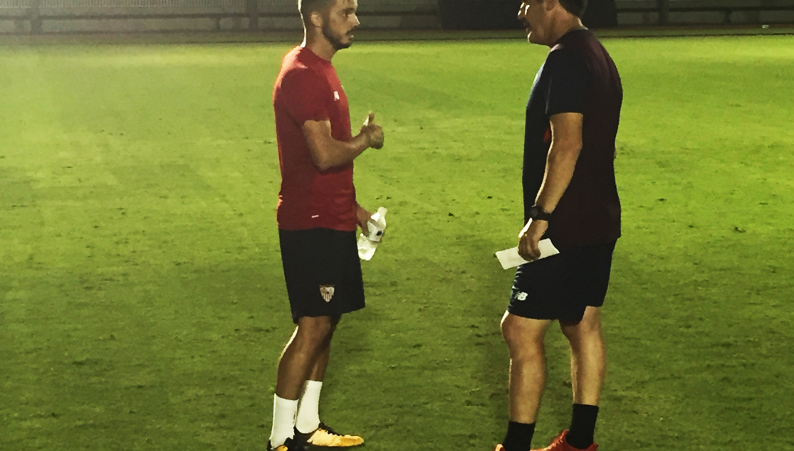 Sarabia dialoga con Berizzo en el entrenamiento